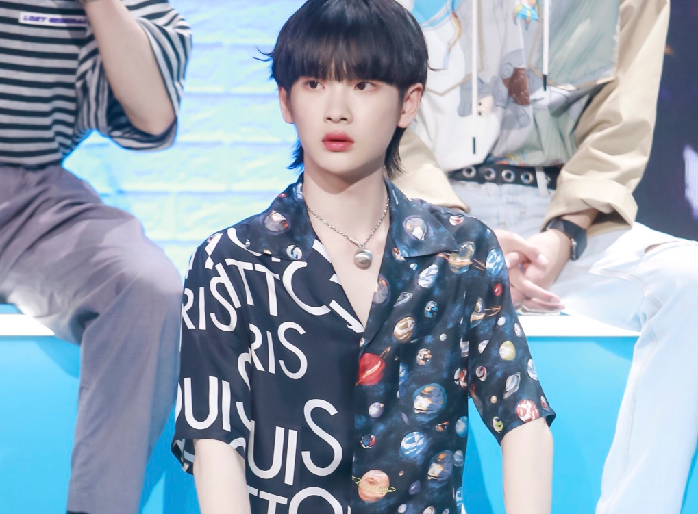 原创创2选手跳主题曲预定c位周震南犯错张颜齐再现镜面表演