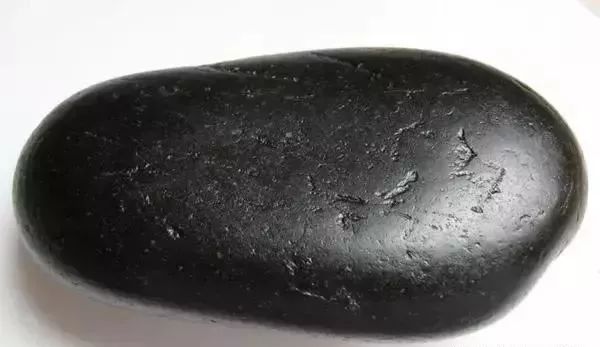 黑色卡瓦石,经常被用来冒充墨玉卡瓦石在好多年前是指一种蛇纹石的