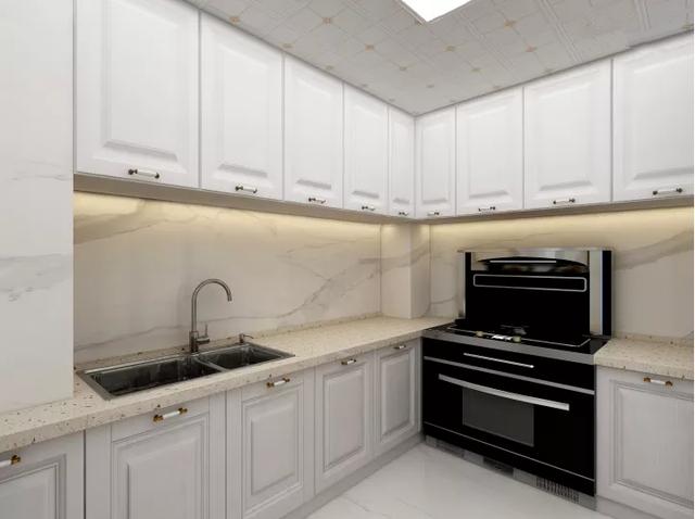 铝扣板吊顶,大面积的地柜吊柜铺设,一点多余的空间都不浪费.