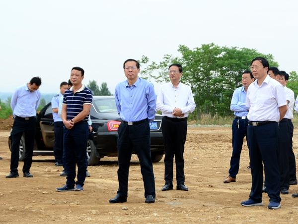 会前,县委书记,县长周天龙带领与会人员,先后来到三乐元食品,彩锦纺织