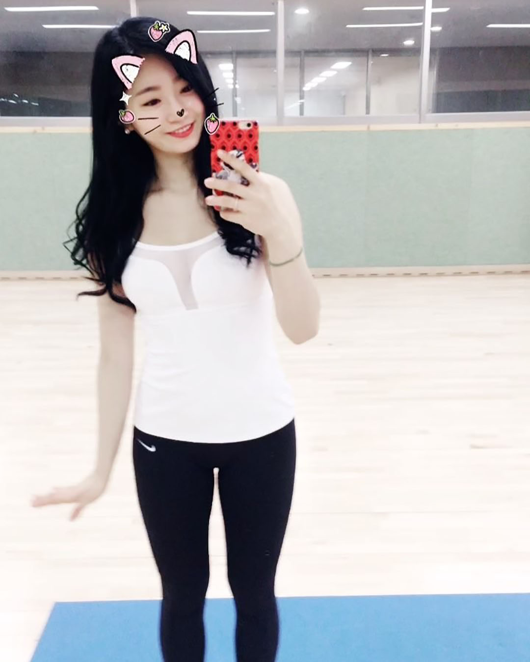 韩网红健身模特美照，美腿细腰凹凸有致
