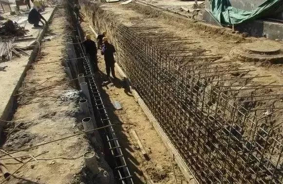 下部轨道布置在地下连续墙顶冠梁上,平台可沿车站南北平移.
