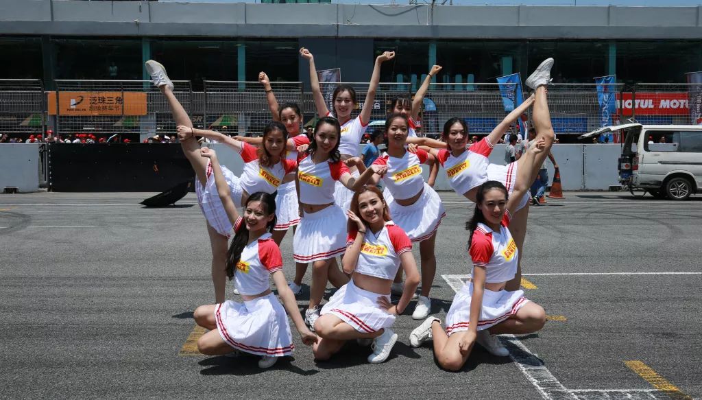 动感啦啦队表演(精彩指数★★★)摩托车特技表演(精彩指数★★★)