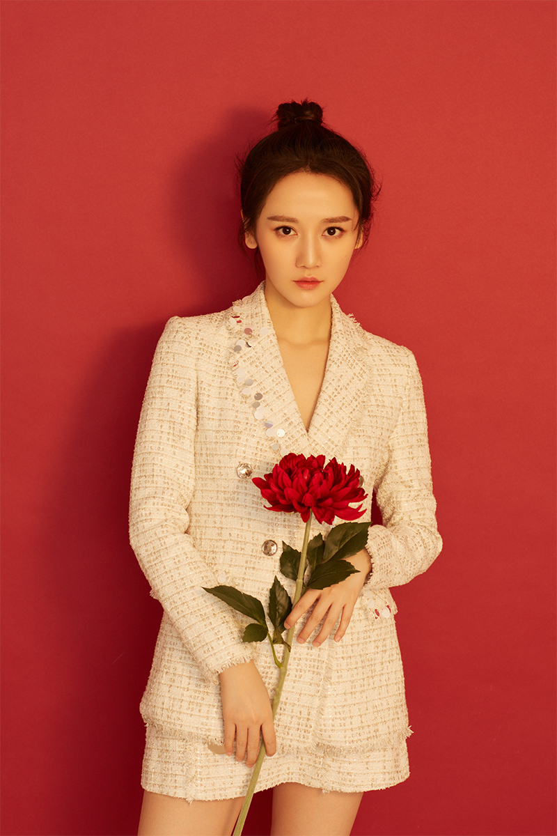 李墨之破冰行动央八收官新写真曝光显干练气质