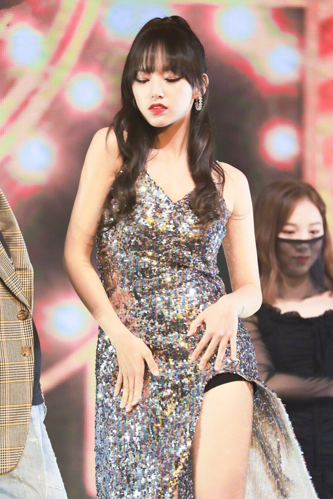 程潇亮相乐华家族演唱会,亮片裙像鱼鳞,造型实在欣赏不了
