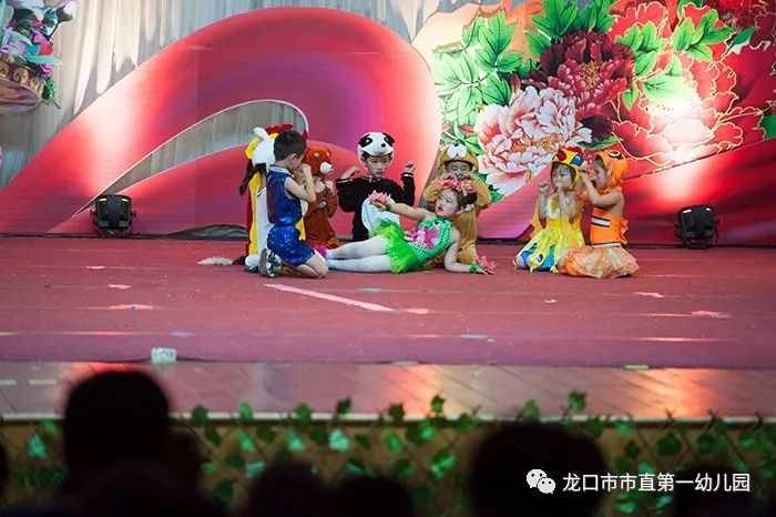 银杏班绘本童话剧《地球妈妈的绿衣裳》玉兰班亲子舞蹈《小小的你》