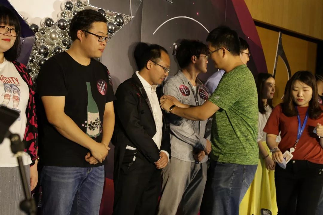 全部演唱完毕后,20名大众评审上台,为他们喜欢的选手贴上他们的选票