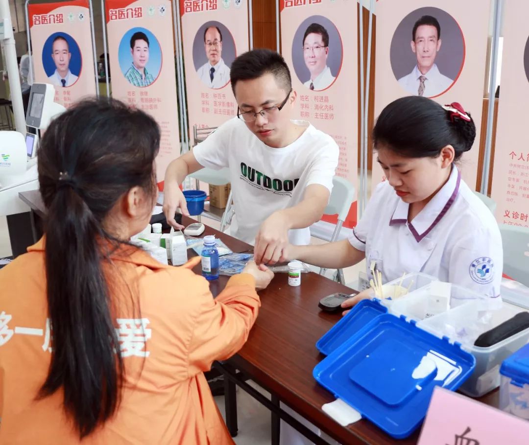 左右滑动查看更多 义诊活动现场晋江市健康协会会长周伯恭,晋江经济