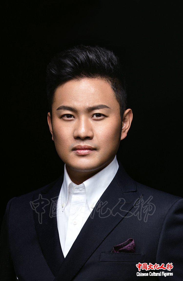 中国音乐最高奖"金钟奖"民族唱法金奖获得者,青年男高音歌唱家曾勇