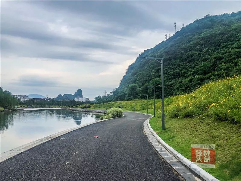 小编从桃花江步道出发,沿桃花江的风雨桥进入"第五湖",再沿步道抵达