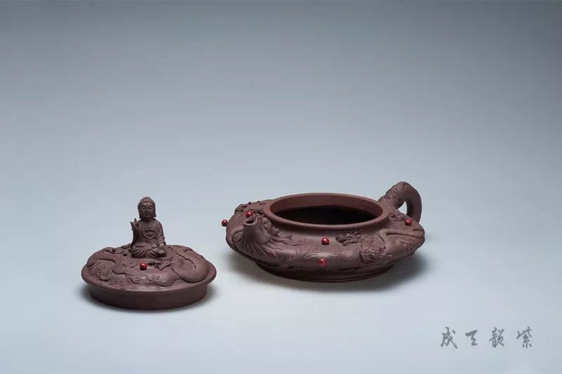 此壶以巧摹拙,以力带势,先声夺人的造型尽情展现紫砂贴塑技艺的独特