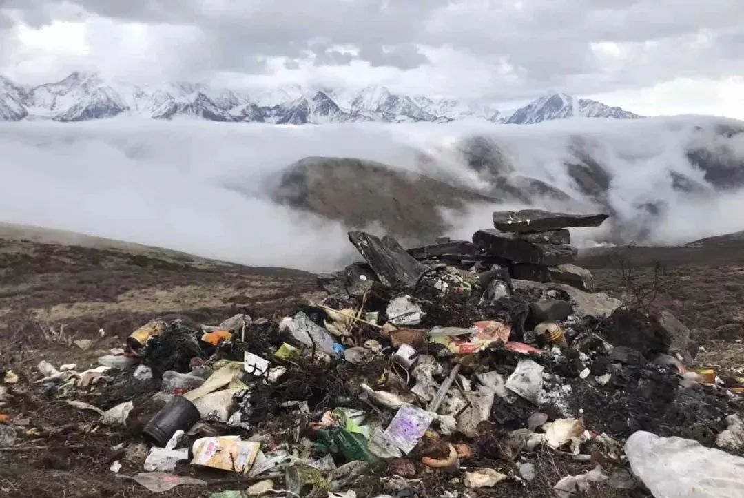 刻字扔垃圾大小便游客随意进入海螺沟红石滩自然生态遭严重破坏