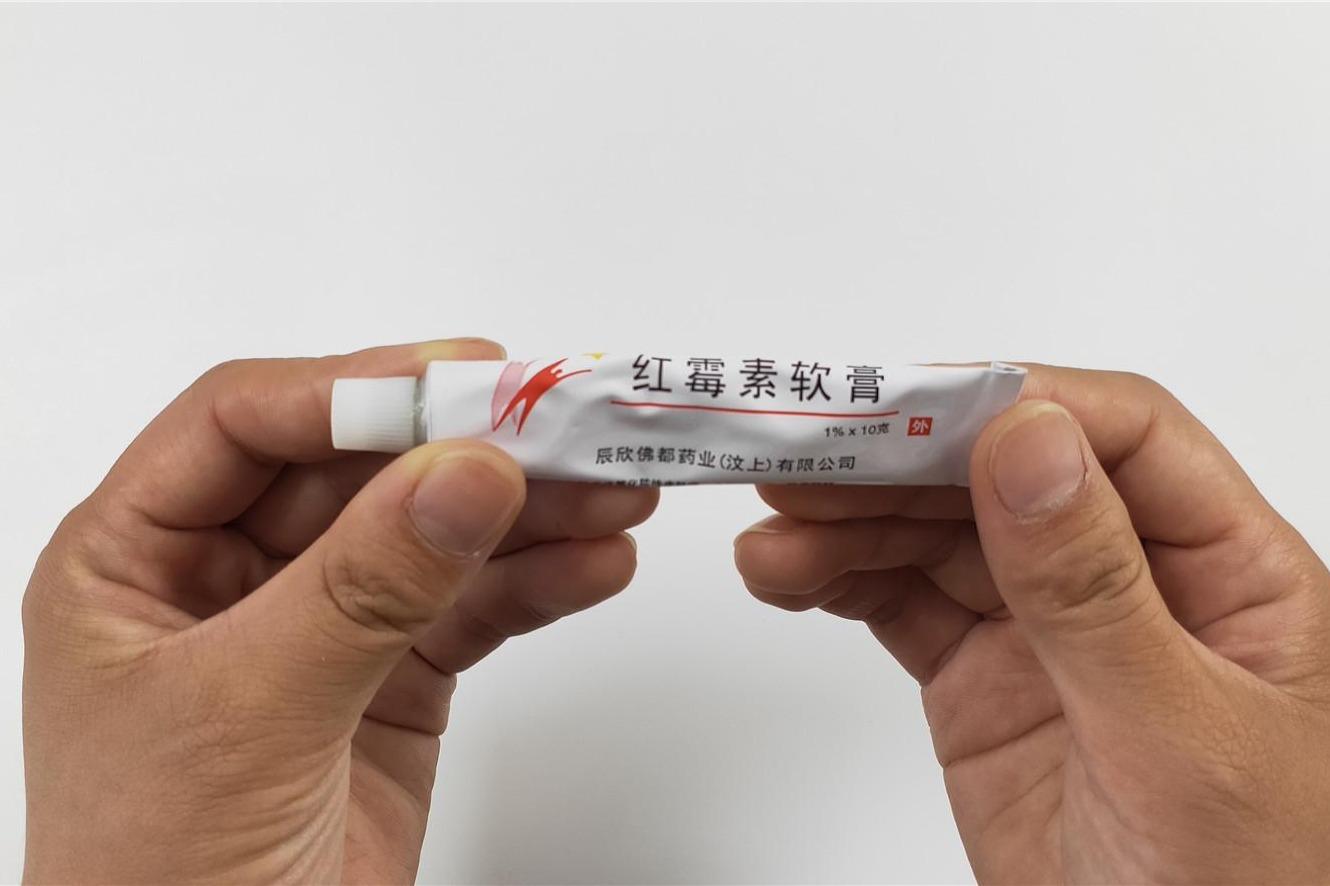 红霉素软膏加它真厉害每天抹一抹皱纹色斑消失不见