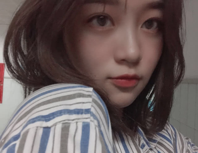 原创刁卓深夜晒照穿病号服对镜头四连拍一句话透露和胡先煦分手