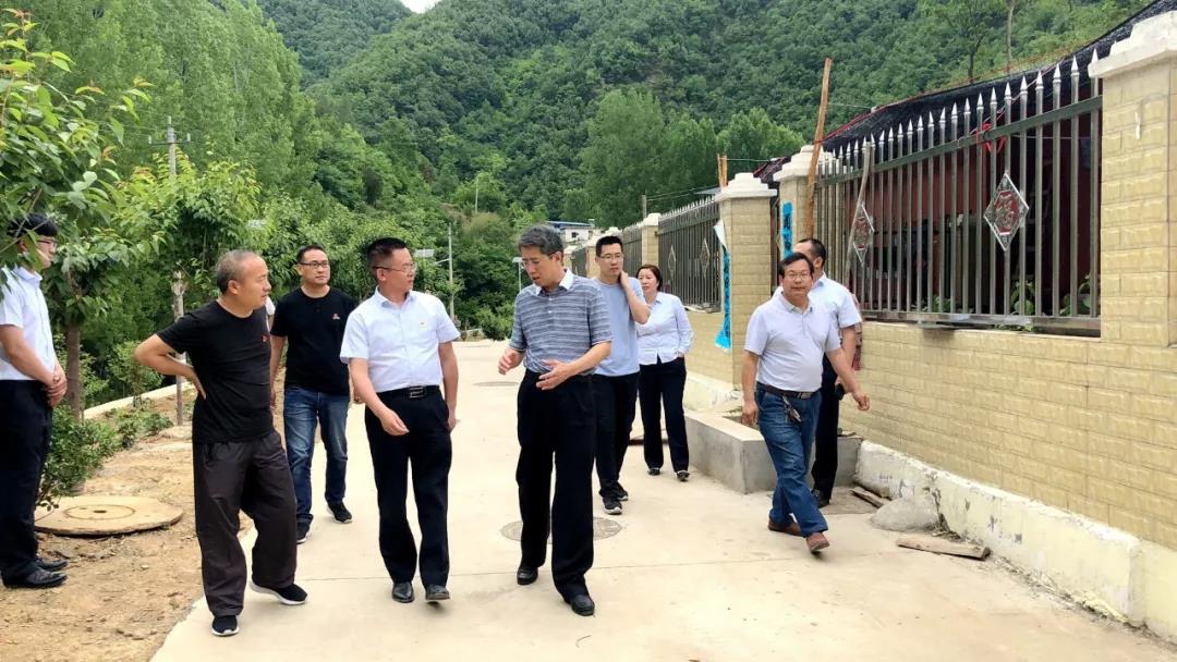县委书记潘峰深入两河村调研指导脱贫攻坚工作