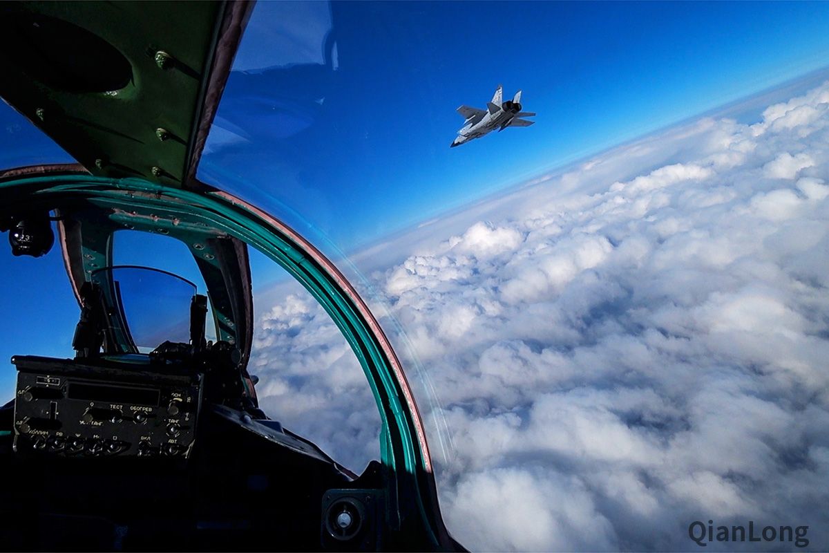 05.编队飞行的米格-31战斗机,从僚机视角可以看到长机.06.