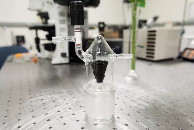 的净水设备相当重要,其中太阳能蒸馏是种备受看好的免插电多功能设备