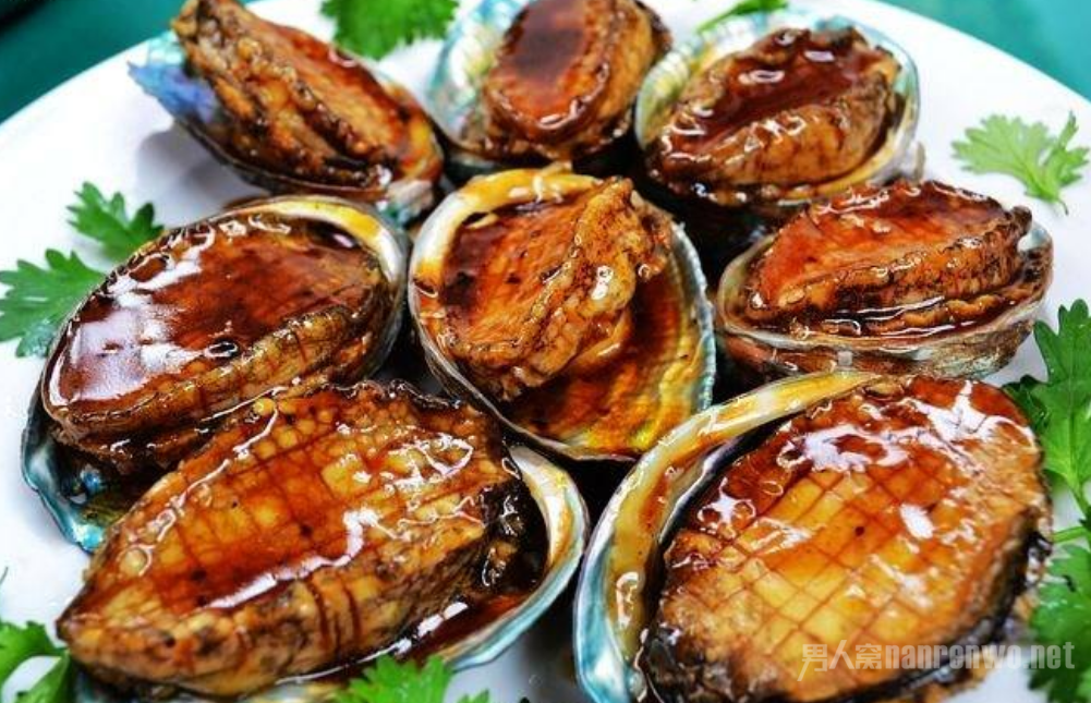 一份肥美的浇汁鲍鱼但你享受世间最大的美味