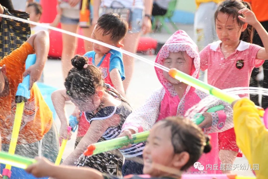 蓝天教育蓝天一幼玩转夏日水枪大战庆六一亲子活动