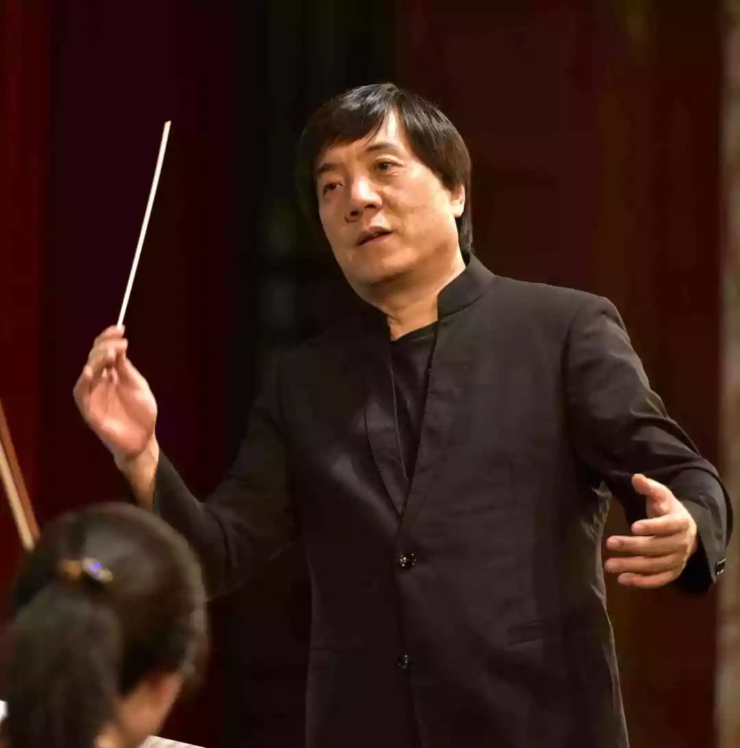 范焘先生还担任音乐会的讲解,细心为小朋友们讲解.