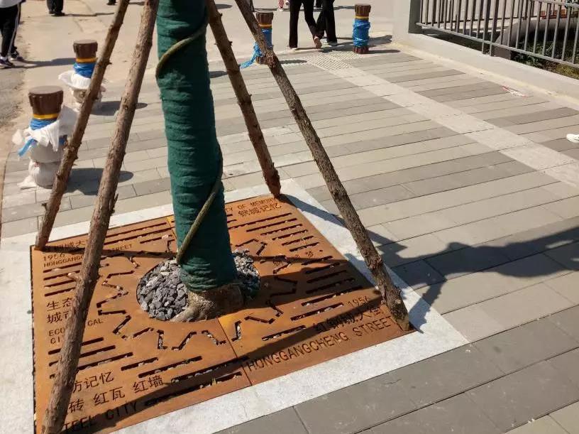 红钢城大街全线人行道将换上透水铺装,同时用砖红色的耐候钢作为站石