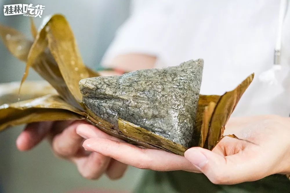 把黑毛土猪肉揉进怀远糯米里今年端午节的粽子就来了