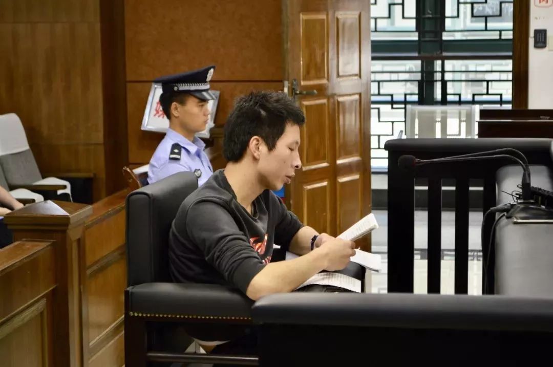 浙江破获的史上最大套路贷团伙主犯吴永杰在温岭法院受审