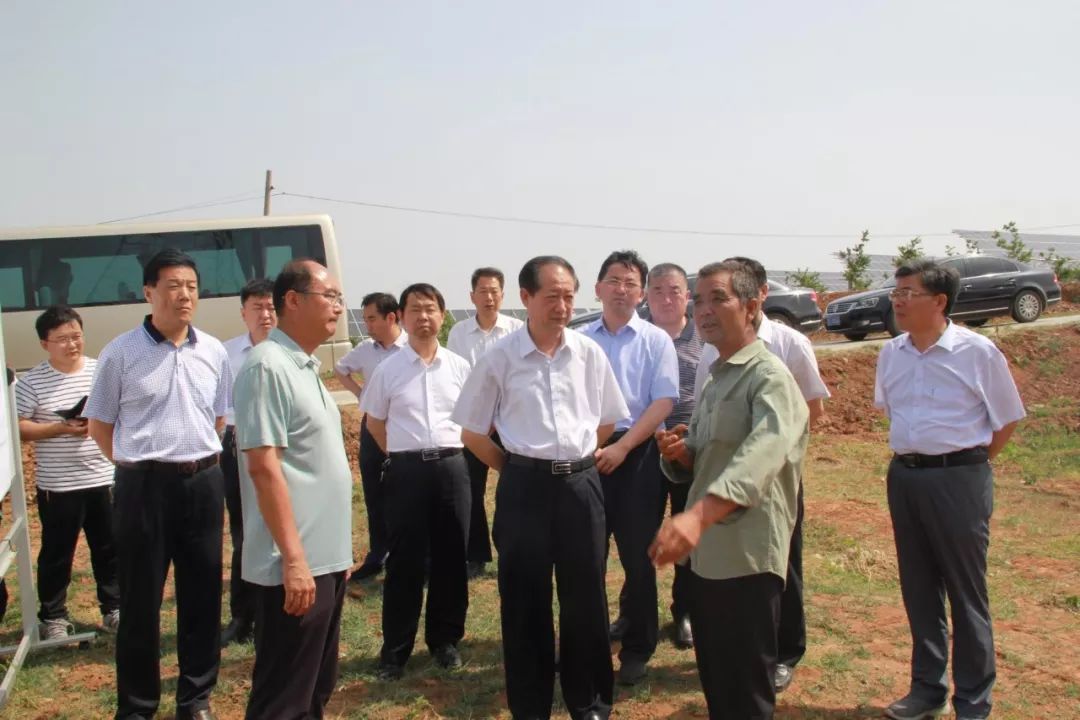 6月3日,新泰市委书记刘钦海在全市光伏基地建设现场推进会上讲话强调