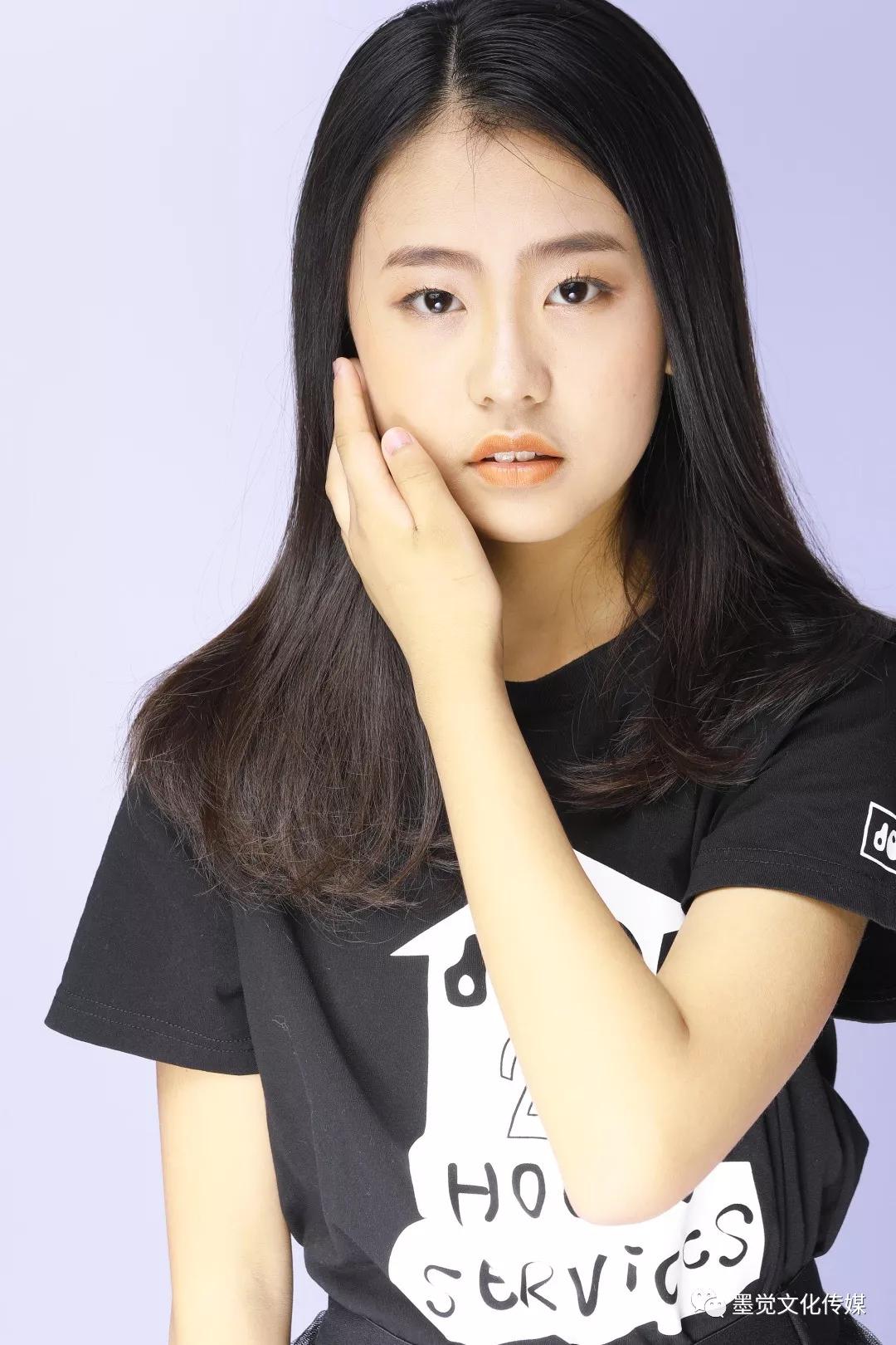 韩依诺华语小戏骨影坛榜主持人精彩绽放