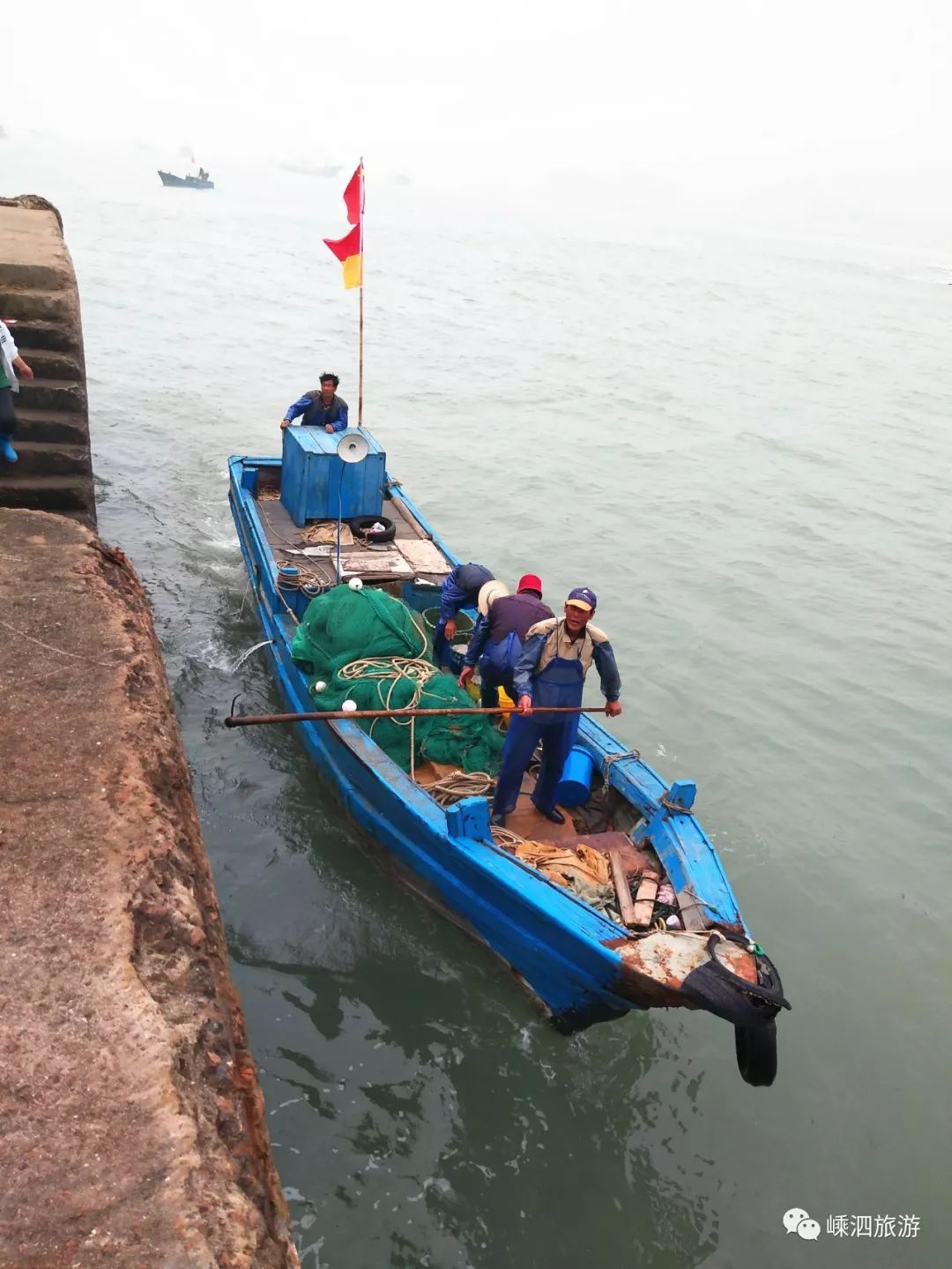 所以那边渔船将海蜒送回岸,这边立马就要展开海蜒加工,步骤慢了半拍