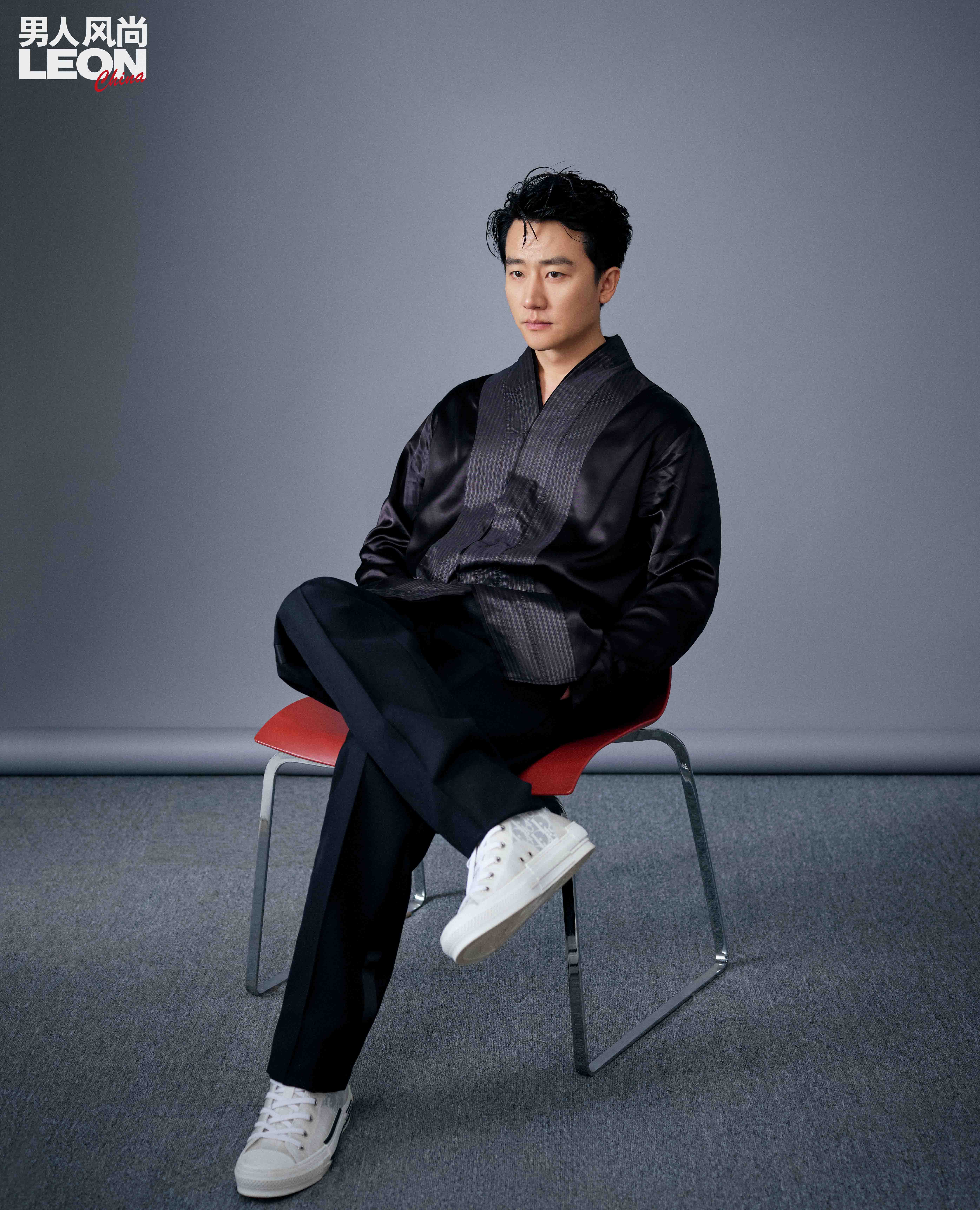 黄轩又登封面 安静有力挥洒青春少年气