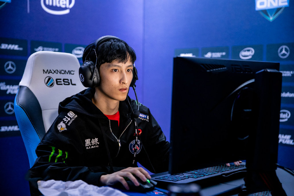 dota2:ame辉耀剑圣受人追捧,天梯竞相模仿,队友却笑不出来