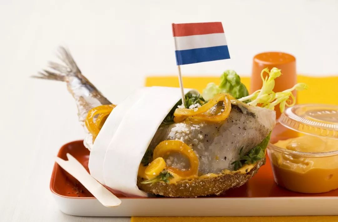 在荷兰,我们将品尝当地特色美食,如荷兰北海渔村的鲱鱼餐,羊角村德容