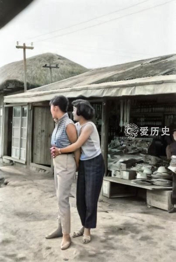 老照片聚集在美军兵营附近小木屋里等候生意上门的韩国女子