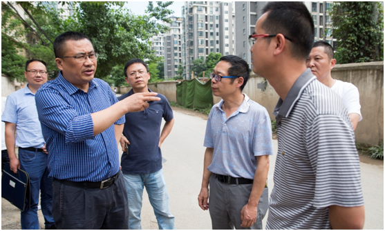 在铁机西路,方颢局长一行详细听取了施工进度汇报及存在困难.