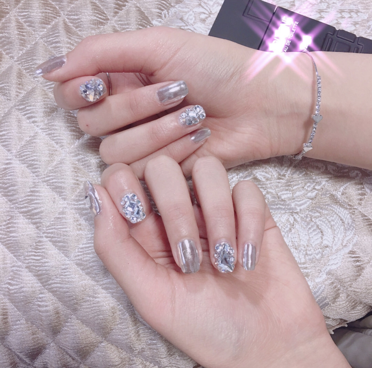 原创小姐姐们超爱的镭射镜面美甲夏天就要够酷炫才精彩