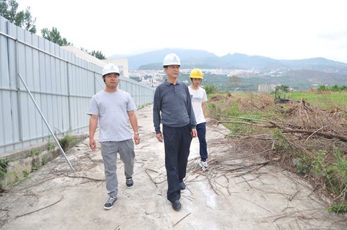 汉源县副县长县公安局局长何伟检查指导联系重大项目建设情况