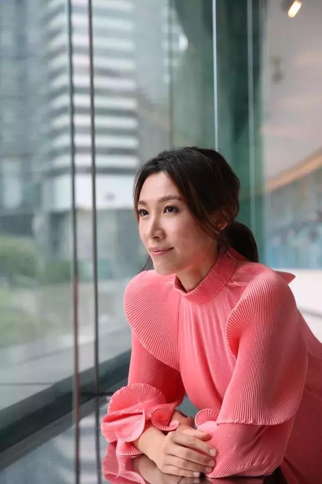 前港姐嫁年长25岁富商恩爱如初 一家三口共享天伦_李美慧