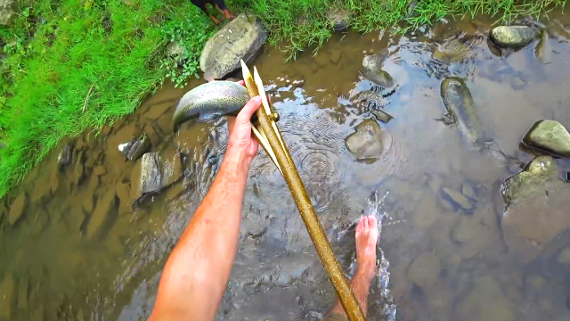 野外求生教你如何捕鱼贝爷曾经用过这招