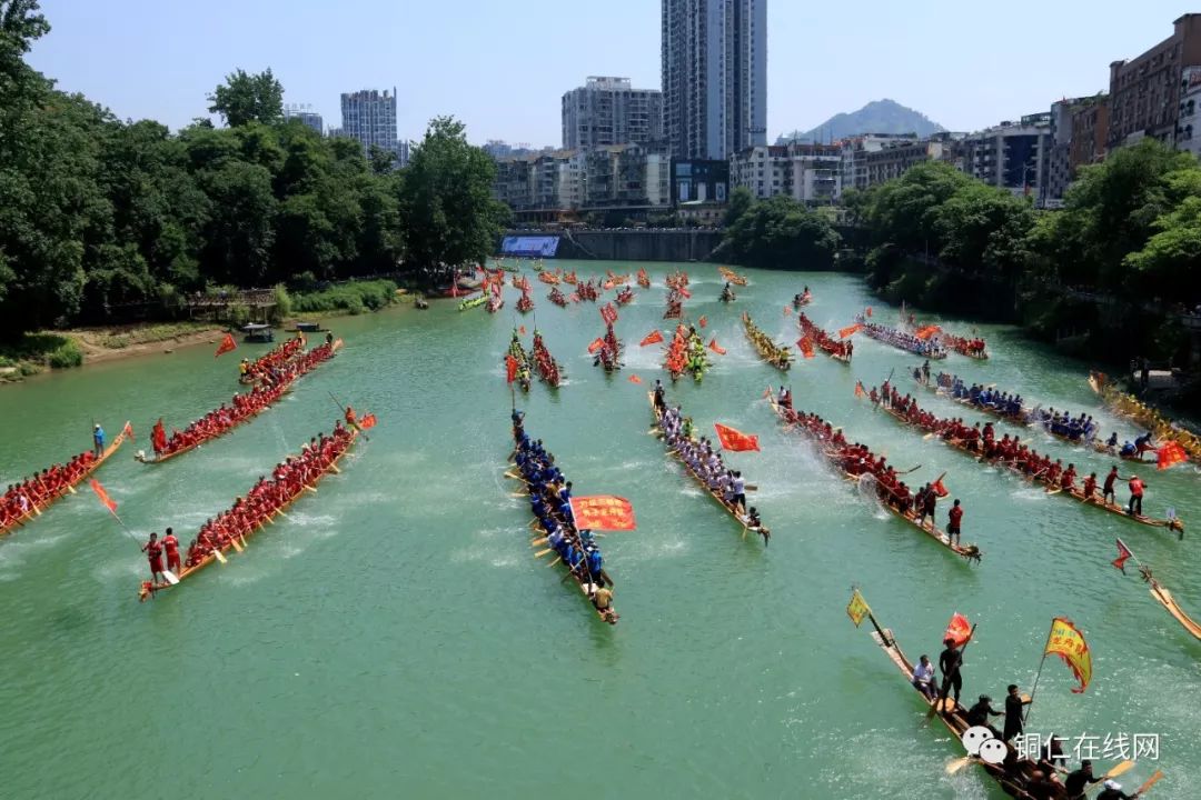 贵州铜仁龙舟游江现场十分震撼