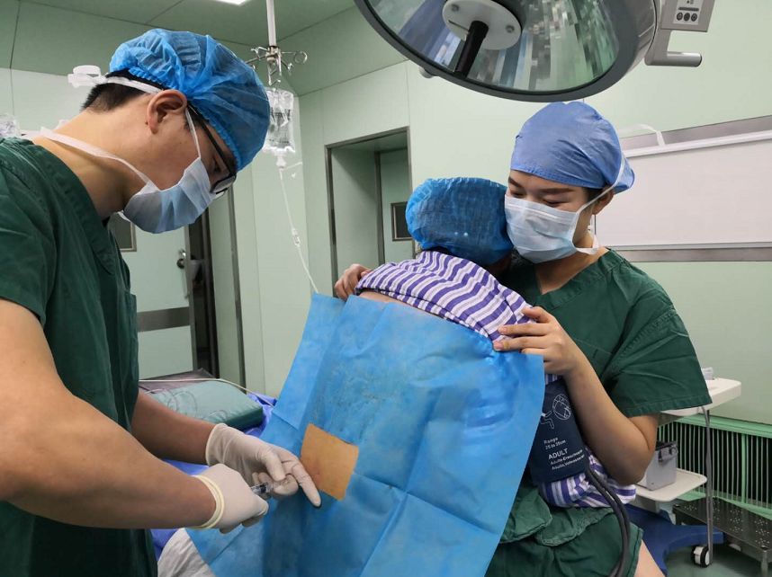 暖心别紧张有我在护士熊抱心衰产妇完成麻醉