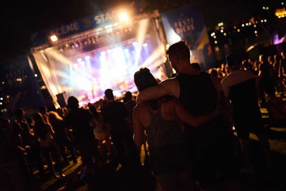 干了这杯接着摇摆夏夜凉风现场音乐还等什么赶紧来嗨