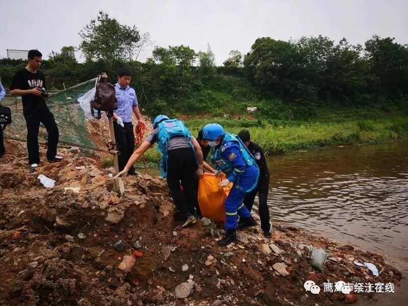 在信江河底打撈出一名溺水死亡者的遺體