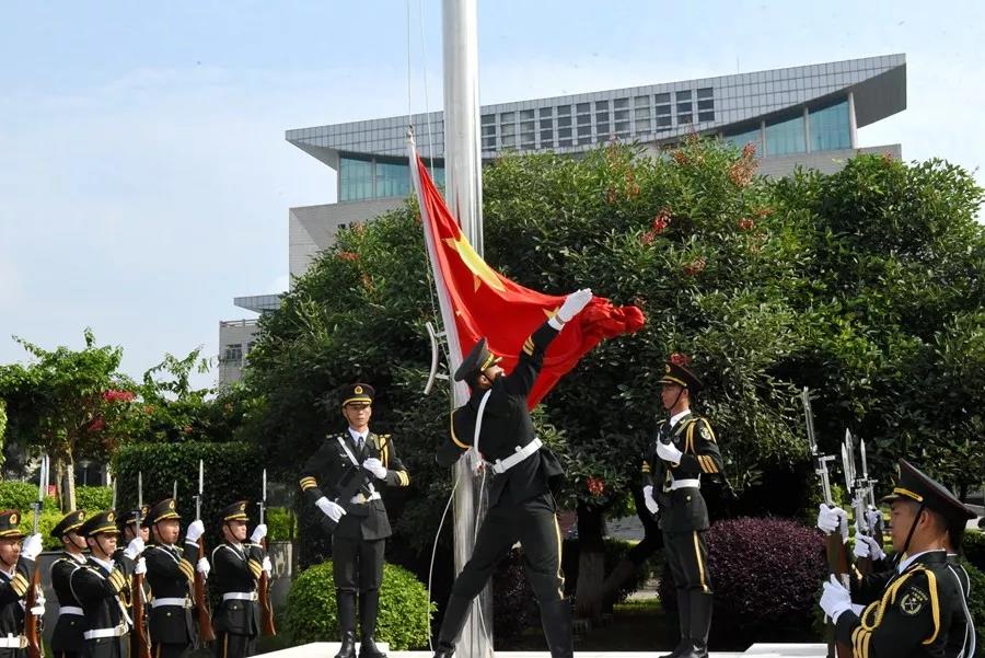 興業縣舉行集中升國旗唱國歌活動