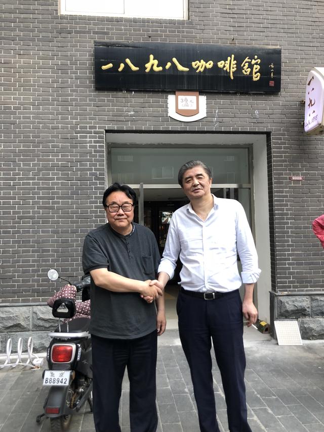 "一八九八咖啡馆"执委会主席王良智特聘请汪嘉伟,徐真为"一八九八咖啡