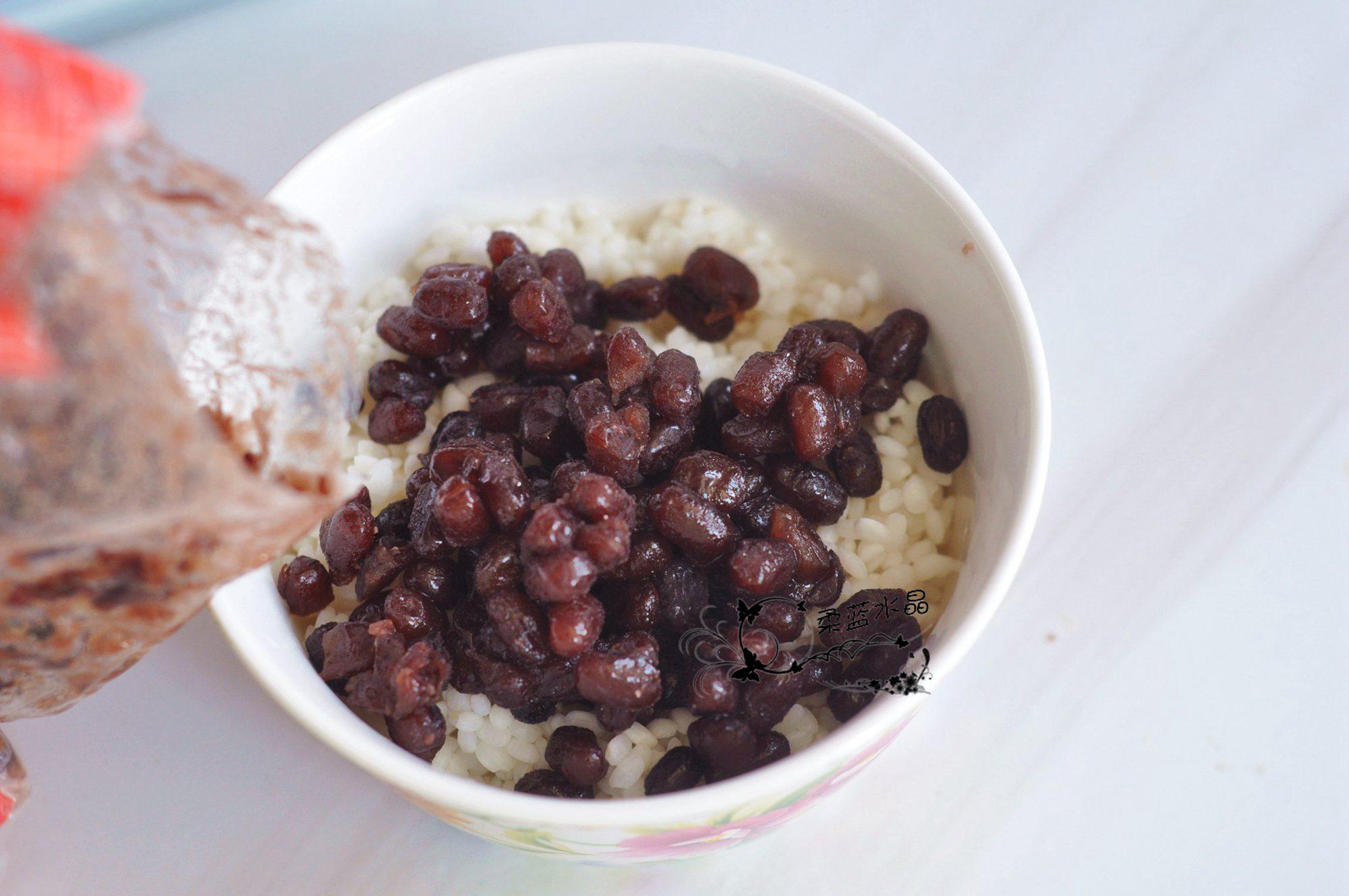 678.糯米提前浸泡几小时,捞出后,放上蜜红豆.679.