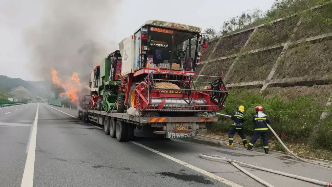 商洛北新街路段一轿车撞上护栏;沪陕高速一货车自燃