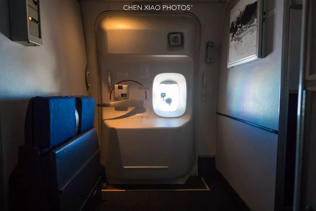 l2舱门内的乘务员座椅l2门口上方的设施,谁知道这是什么.