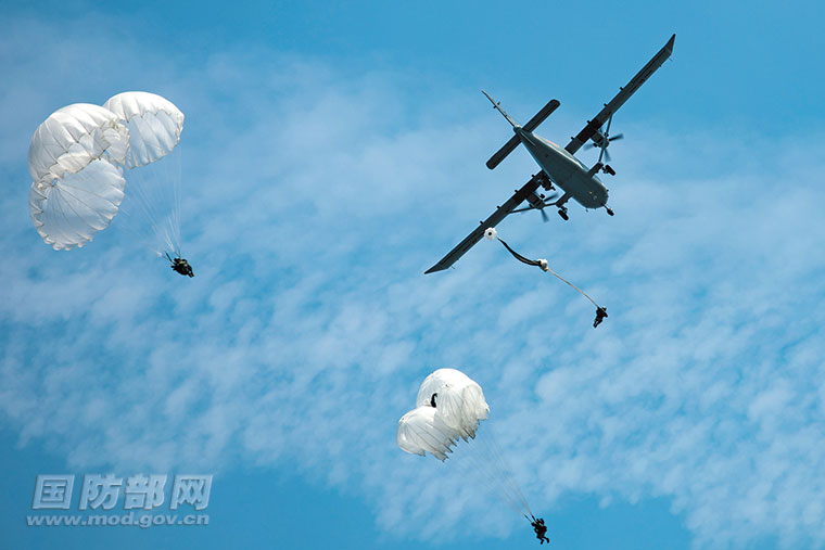 空降兵某部組織開展多傘型超低空水域跳傘訓練