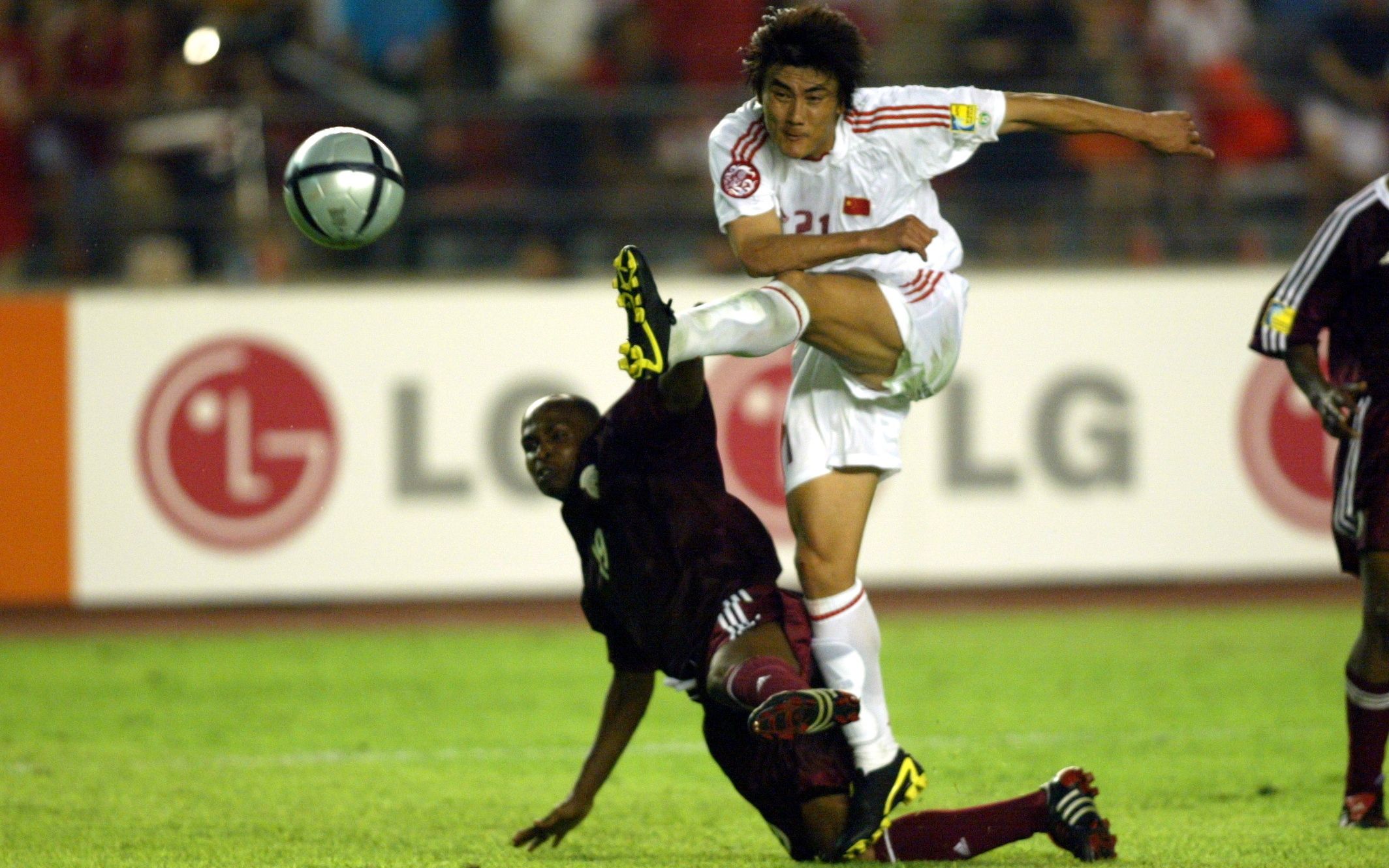 亚洲杯国足记忆两次亚军2004年输给上帝之手